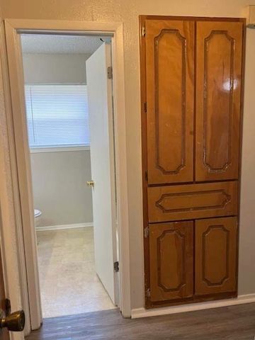 806 Phillips Drive, Ennis, TX 75119