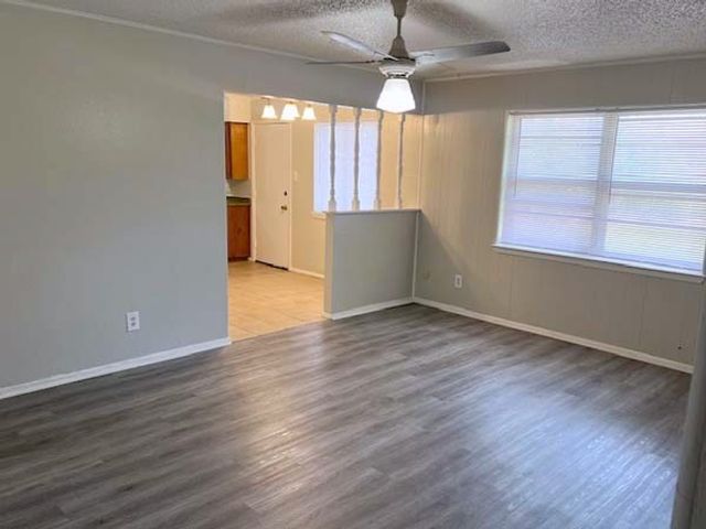 806 Phillips Drive, Ennis, TX 75119