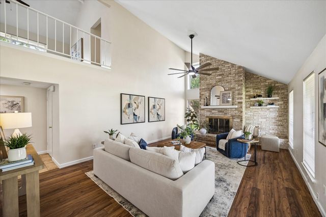 813 Lakeview Drive, Sugar Land, TX 77498