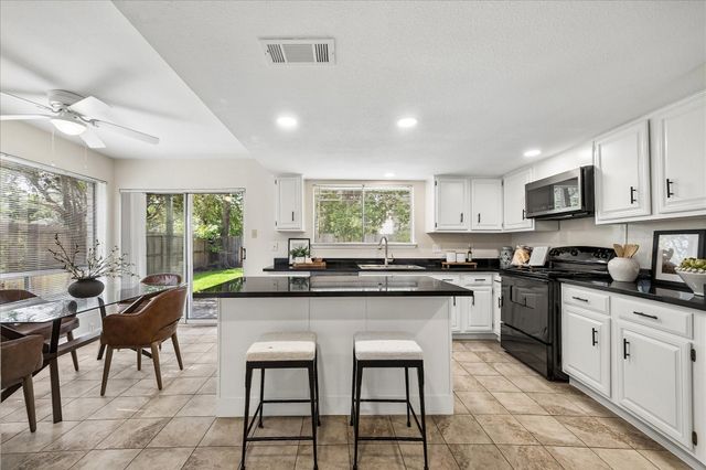813 Lakeview Drive, Sugar Land, TX 77498