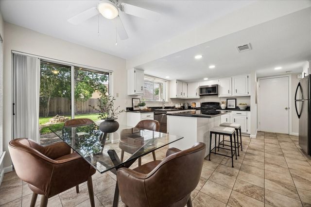 813 Lakeview Drive, Sugar Land, TX 77498