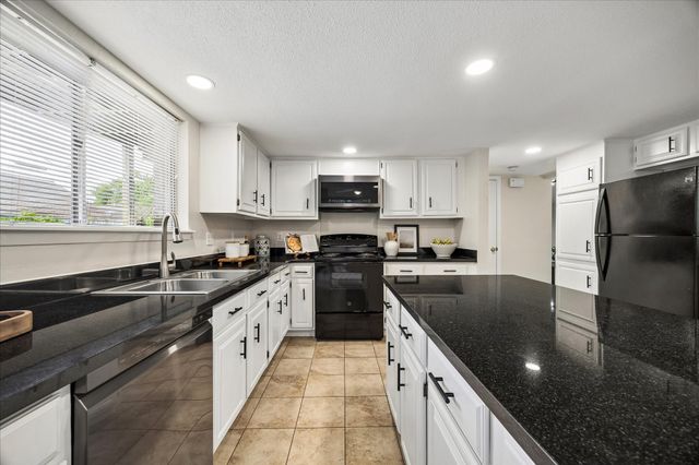 813 Lakeview Drive, Sugar Land, TX 77498