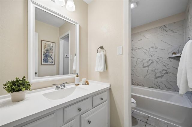 813 Lakeview Drive, Sugar Land, TX 77498
