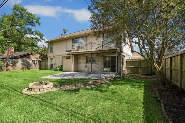 813 Lakeview Drive, Sugar Land, TX 77498