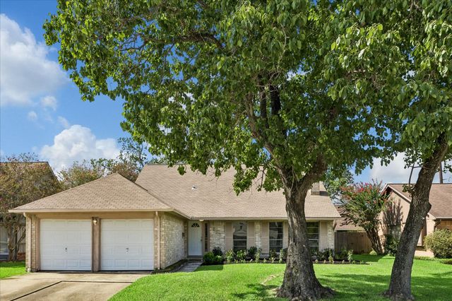 813 Lakeview Drive, Sugar Land, TX 77498