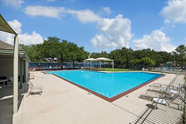 813 Lakeview Drive, Sugar Land, TX 77498