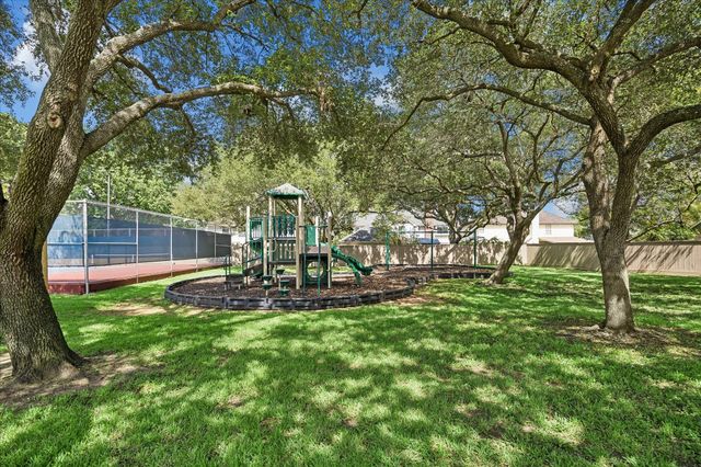 813 Lakeview Drive, Sugar Land, TX 77498