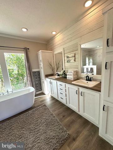 104 HENSON AVE, Louisa, VA 23093