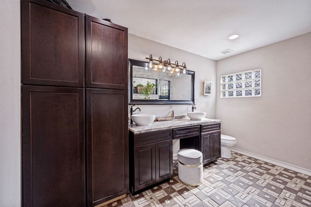 1008 E Russell Avenue, Carrollton, TX 75006