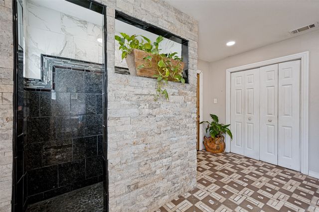 1008 E Russell Avenue, Carrollton, TX 75006