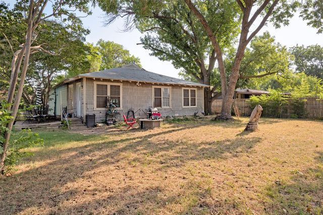1008 E Russell Avenue, Carrollton, TX 75006