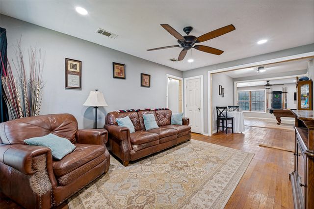 1008 E Russell Avenue, Carrollton, TX 75006