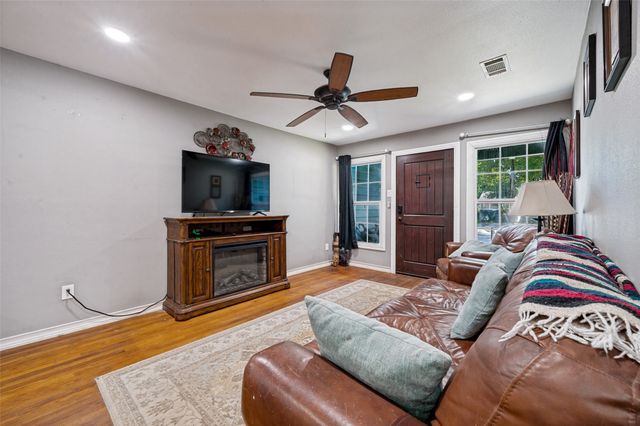 1008 E Russell Avenue, Carrollton, TX 75006