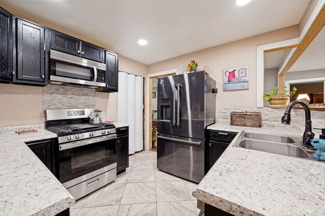 1008 E Russell Avenue, Carrollton, TX 75006