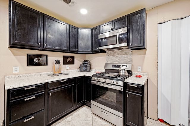 1008 E Russell Avenue, Carrollton, TX 75006