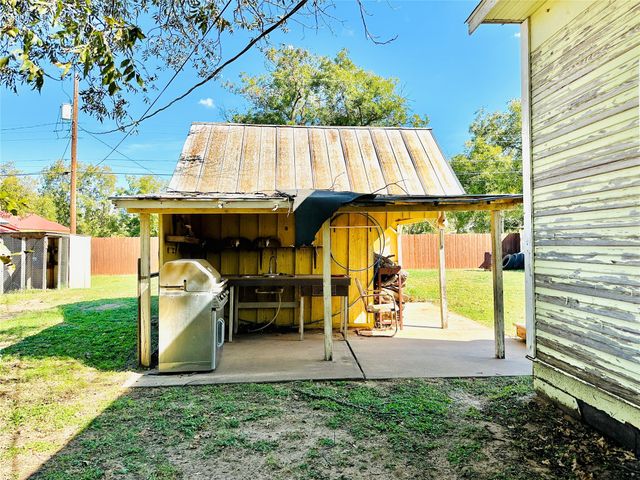 200 N Avenue C, Cross Plains, TX 76443