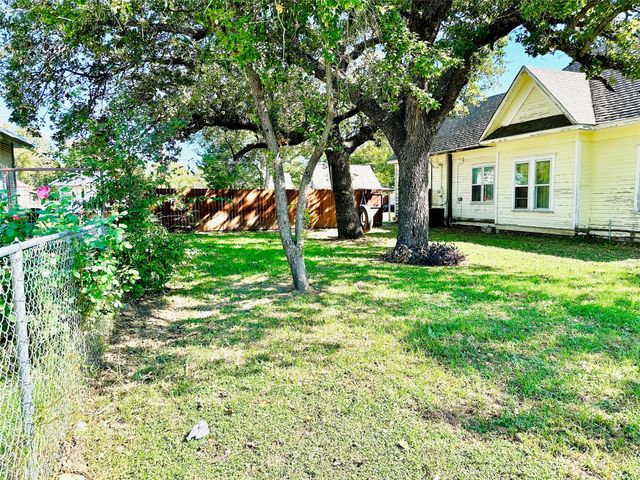 200 N Avenue C, Cross Plains, TX 76443