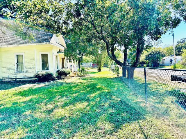 200 N Avenue C, Cross Plains, TX 76443
