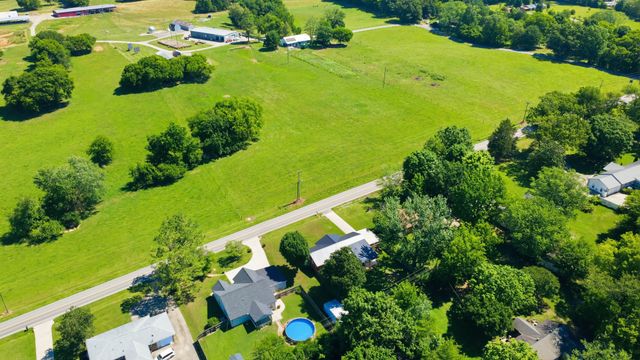 414 Peterson Ln, Clarksville, TN 37040