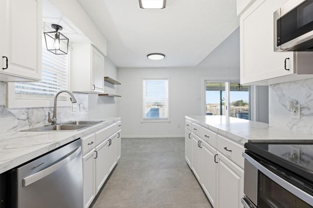 922 Vail Highlands Drive, Hewitt, TX 76643