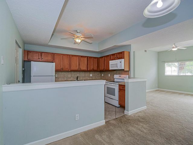 524 7th Square 101, Vero Beach, FL 32962