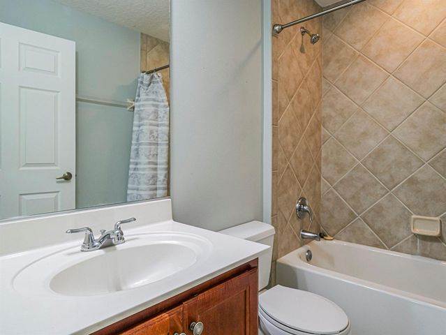 524 7th Square 101, Vero Beach, FL 32962