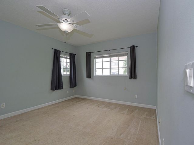 524 7th Square 101, Vero Beach, FL 32962