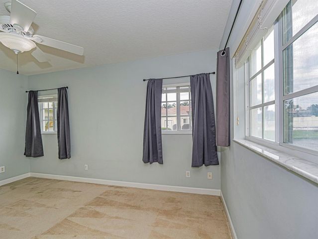 524 7th Square 101, Vero Beach, FL 32962