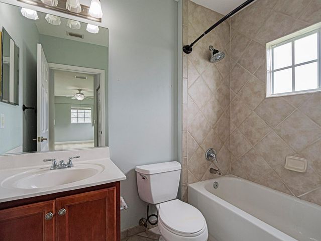 524 7th Square 101, Vero Beach, FL 32962