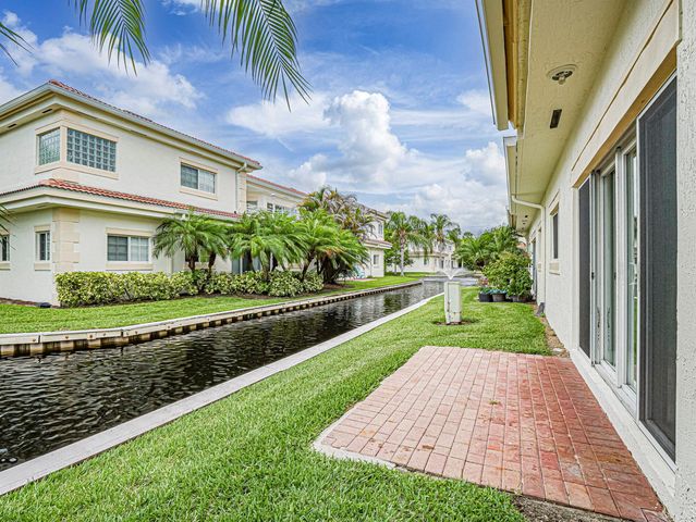 524 7th Square 101, Vero Beach, FL 32962