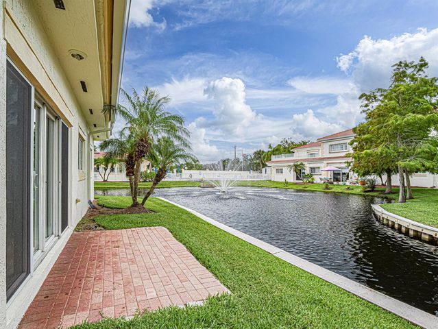 524 7th Square 101, Vero Beach, FL 32962