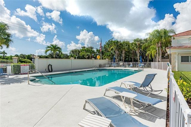 524 7th Square 101, Vero Beach, FL 32962