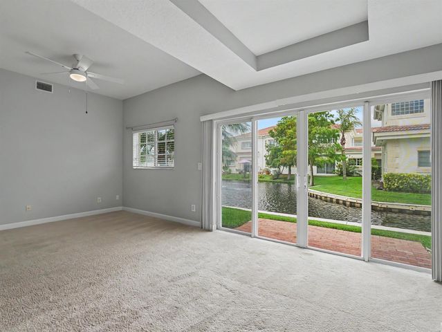 524 7th Square 101, Vero Beach, FL 32962