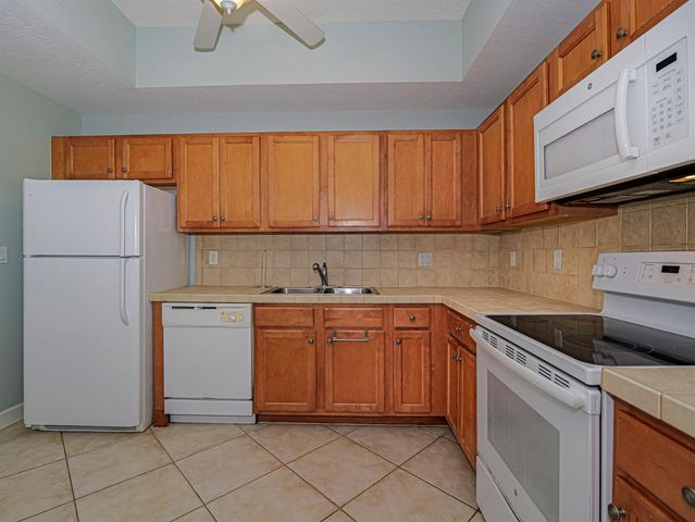 524 7th Square 101, Vero Beach, FL 32962