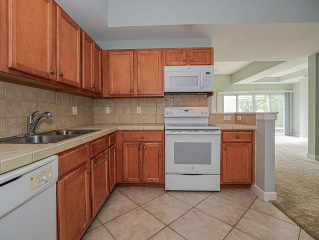 524 7th Square 101, Vero Beach, FL 32962