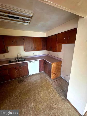52 CAROLINE AVE, Hamilton, NJ 08610