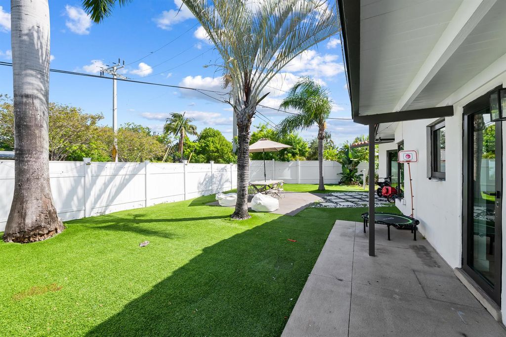 2601 NE 8th Court, Pompano Beach, FL 33062