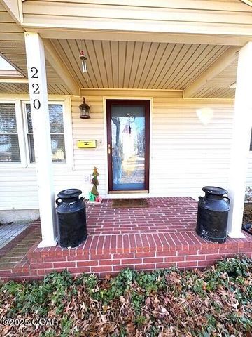 220 S Park Avenue, Aurora, MO 65605