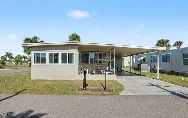 5560 Sir Walter WAY, North Fort Myers, FL 33917