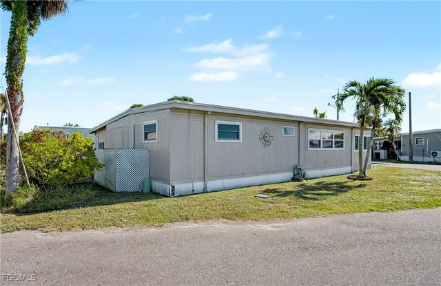 5560 Sir Walter WAY, North Fort Myers, FL 33917