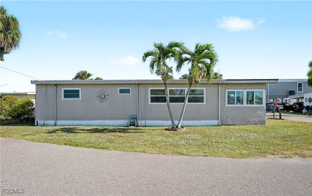 5560 Sir Walter WAY, North Fort Myers, FL 33917