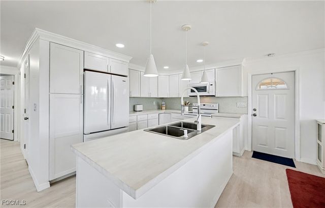 5560 Sir Walter WAY, North Fort Myers, FL 33917