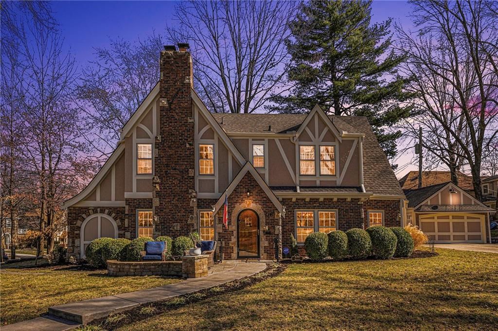 6701 Brookside Road, Kansas City, MO 64113