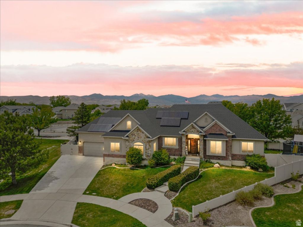 Image 3 of property listing at 316 E AZURE CIR, Draper, UT 84020