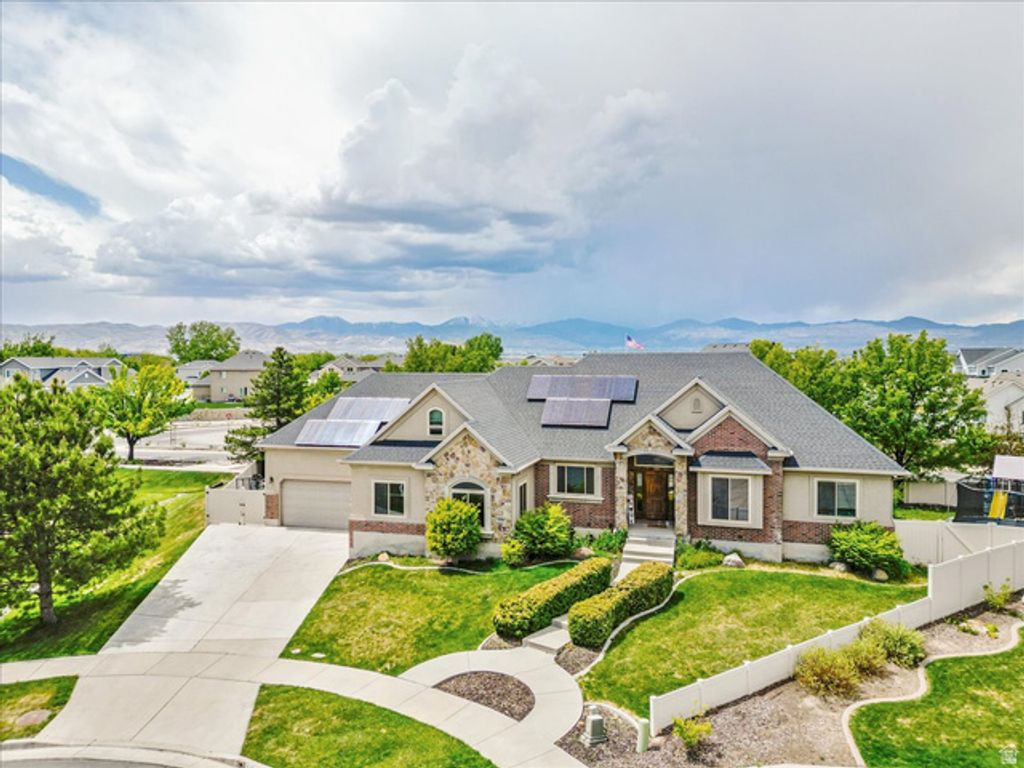 Image 4 of property listing at 316 E AZURE CIR, Draper, UT 84020