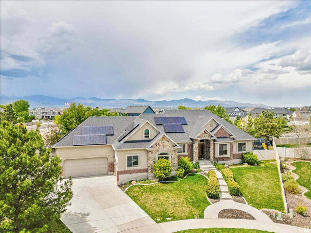 Image 5 of property listing at 316 E AZURE CIR, Draper, UT 84020