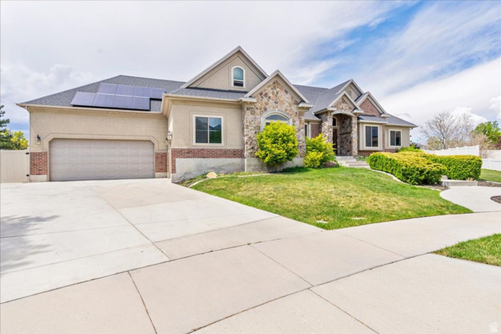 Image 7 of property listing at 316 E AZURE CIR, Draper, UT 84020