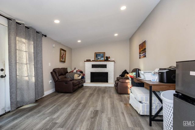 607 T Street, Bakersfield, CA 93304