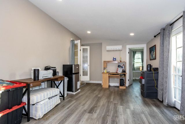 607 T Street, Bakersfield, CA 93304