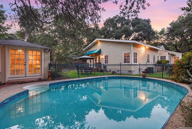 424 CANTERBURY HILL ST, Terrell Hills, TX 78209